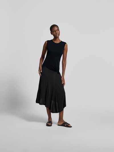 Frauenmodel trägt Slim Fit Midikleid aus reiner Viskose von Joseph in Schwarz mit Raffungen und asymmetrischem, ärmellosem Design, Ganzkörperansicht von vorne.