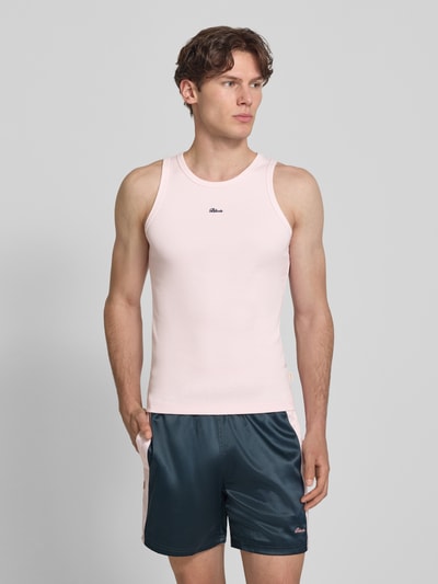Männermodel trägt Tanktop in Ripp-Optik mit Label-Stitching von BLKVIS, Slim-Fit, Rundhalsausschnitt, Herren, Ganzkörperansicht von vorne. Rückenlänge bei Größe M: 64 cm.