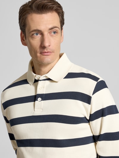 Männermodel trägt Relaxed Fit Poloshirt mit Streifenmuster von Lindbergh, Baumwoll-Mix, Polokragen, Knopfleiste, Nahaufnahme Oberkörper.