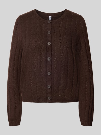 Produktfoto, braune Regular Fit Strickjacke mit Rundhalsausschnitt Modell 'ADA' von PIECES, strukturierte Strickoptik, Damen Strickjacke