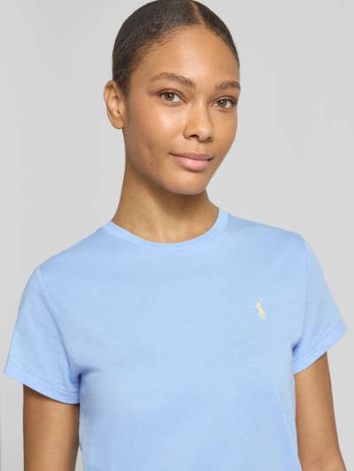 Frauenmodel trägt Regular Fit T-Shirt aus reiner Baumwolle von Polo Ralph Lauren, Optik: Unifarben, Logo-Stitching, Rundhals, Kurzarm, Nahaufnahme Oberkörper.