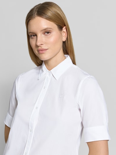 Frauenmodel trägt Oversized Hemdbluse aus reiner Baumwolle Modell 'The Summer Shirt' von HUGO, Optik: Unifarben, Popeline, Nahaufnahme Oberkörper.