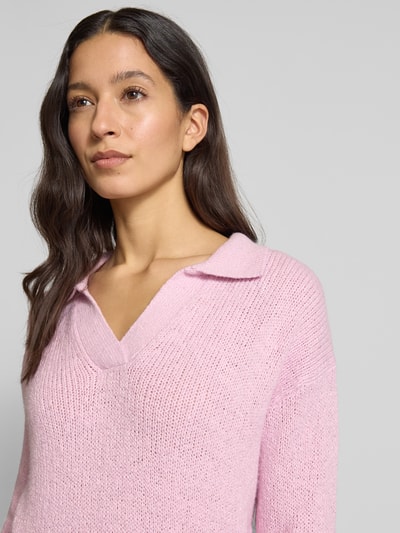 Frauenmodel trägt Strickpullover mit V-Ausschnitt von Fynch-Hatton in Rosa, Baumwoll-Mix mit Stretch-Anteil, Resort-Kragen, Nahaufnahme Oberkörper.