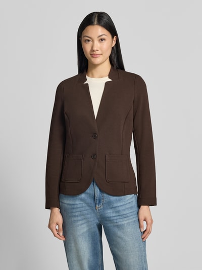 Frauenmodel trägt Regular Fit Kurzblazer mit Baumwoll-Anteil von Tom Tailor in Braun, zwei Knöpfe, kombiniert mit Jeans, Ganzkörperansicht von vorne. Damen Kurzblazer von Tom Tailor.