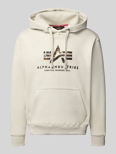 Produktfoto, Hoodie mit Logo und Känguru-Tasche von Alpha Industries aus cremefarbenem Baumwoll-Mix, Regular-Fit, Vorderansicht, Logo-Print.