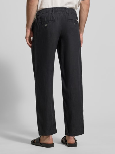 Männermodel trägt Leinenhose mit Eingrifftaschen Modell 'KARL LAWRENCE' von Jack & Jones Premium in Schwarz, Ganzkörperansicht Rückansicht. Herren Leinenhose, Reines Leinen, Straight Fit, Elastischer Bund, Knopf- und Reißverschluss, Französische Eingrifftaschen, Gesäßleistentaschen, Bundweite bei Größe M 42 cm, Innenbeinlänge 75 cm.