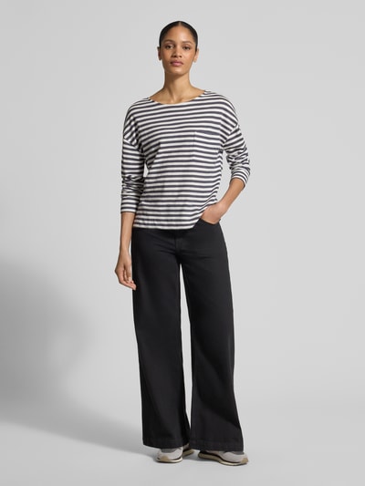 Modelka nosi bluzkę z długim rękawem 'Relaxed Fit Langarmshirt aus reiner Baumwolle' od Marc O'Polo, efekt: wzór w paski na całej powierzchni, krój relaxed fit, dekolt w łódkę, długi rękaw, wykończenie: boczne rozcięcia, materiał: bawełna. Ganzkörperansicht von vorne.
