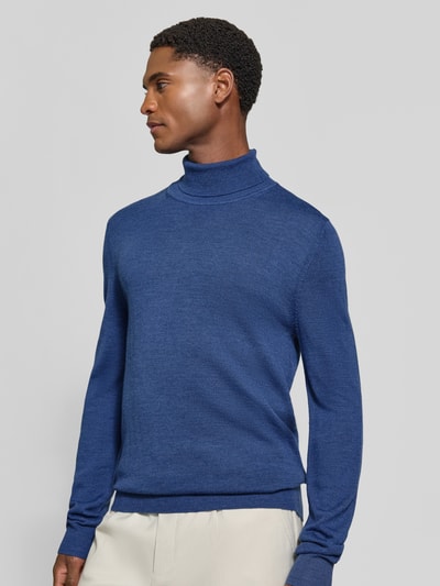 Männermodel trägt blauen Wollpullover mit Rollkragen von Christian Berg Men, Woll-Mix, gerader Schnitt, gerippte Abschlüsse, Nahaufnahme Oberkörper.