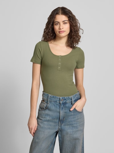 Vrouwenmodel draagt Slim Fit T-Shirt uit katoenmix model 'KITTE' van Pieces, effen, ribstructuur, groene kleur, korte mouw, U-boothals, Henley, vooraanzicht bovenlichaam