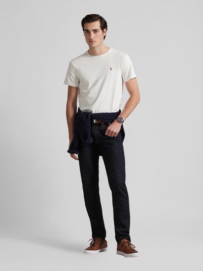 Męski model nosi Slim Fit T-Shirt aus reiner Baumwolle von Polo Ralph Lauren, gładki wygląd, krój slim fit, logo, okrągły dekolt, krótki rękaw, czysta bawełna, widok całej sylwetki z przodu.