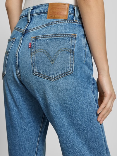 Kobiece modele noszą Jeans mit 5-Pocket-Design od Levi's®, jasnoniebieski dżins, luźny krój, widok z tyłu, zbliżenie na biodra.