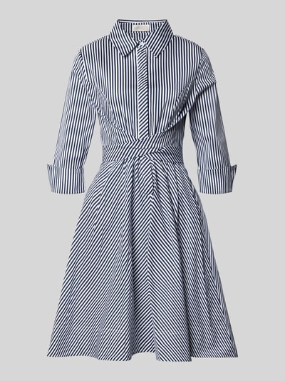Produktfoto, Hemdblusenkleid mit Taillenband von Apricot, bawełna z domieszką elastanu, krój taliowany, długość midi, kołnierzyk kent, pasek w talii, rękaw 3/4, długość tyłu w rozmiarze S: 38 cm, szerokość w rozmiarze S: 40 cm, długość rękawa w rozmiarze S: 50 cm, pasiasty wzór, odcienie granatu i bieli