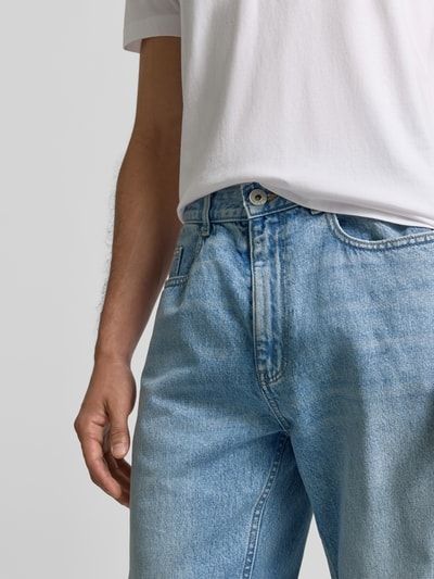 Männermodel trägt Baggy Jeans in heller Waschung und klassischem Five-Pocket-Design von REVIEW, reine Baumwolle, Nahaufnahme Oberkörper.