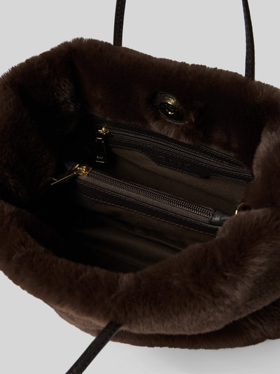 Productfoto, Handtasche aus echtem Leder Modell 'NOELLE' van Abro in bontlook met groot hoofdvak, magneetsluiting, twee ritsvakken binnenin, schouderband, draagband, donkerbruin, zachte textuur, Breedte 28 cm, Lengte 20 cm, Diepte 15 cm, schouderbandlengte 38 cm