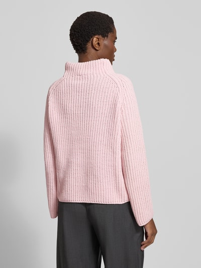 Kobiece modelka nosi Sweter z dzianiny z gruby ścieg o kroju regular fit z stójką Model 'Basic Chenille' marki monari, długość tyłu 61 cm, długość rękawów 56 cm, kolor jasnoróżowy, tekstura miękka, widok całej sylwetki z tyłu.