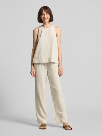 Frauenmodel trägt Stoffhose aus Viskose-Mix Modell 'PRISILLA' von Vila in Beige mit Leinen-Viskose-Anteil, Wide Leg, Eingrifftaschen, Tunnelzug, Ganzkörperansicht von vorne.
