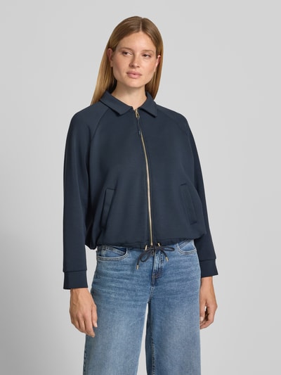 Vrouwenmodel draagt donkerblauwe sweatjack met tweewegritssluiting, steekzakken, platte kraag en tunnelkoord Model 'Taimi' van JOOP! Materiaalmix met modal, relaxed fit, voorkant volledig zichtbaar, Nahaufnahme Oberkörper