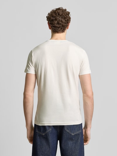Männermodel trägt T-Shirt mit Label-Detail von Gant in Weiß, reine Baumwolle, gerader Schnitt, Rückenlänge 70 cm, Ganzkörperansicht Rückansicht.