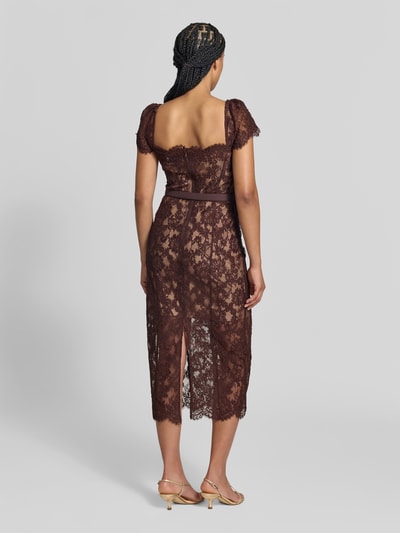 Frauenmodel trägt Midikleid mit Allover-Spitzenbesatz von Self-Portrait in Braun, taillierte Passform, Rückansicht, KI-modifiziertes Bild.