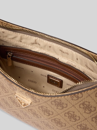 Produktfoto, Shoulder Bag mit Logo-Detail Modell 'Noelle' von Guess z główną przegrodą na zamek błyskawiczny, odpinany pasek na ramię, nadruk z logo na całej powierzchni, detal z logo, imitacja skóry, szerokość w rozmiarze 1: 29 cm, długość w rozmiarze 1: 18 cm, głębokość w rozmiarze 1: 6 cm, długość paska na ramię w rozmiarze 1: 60 cm