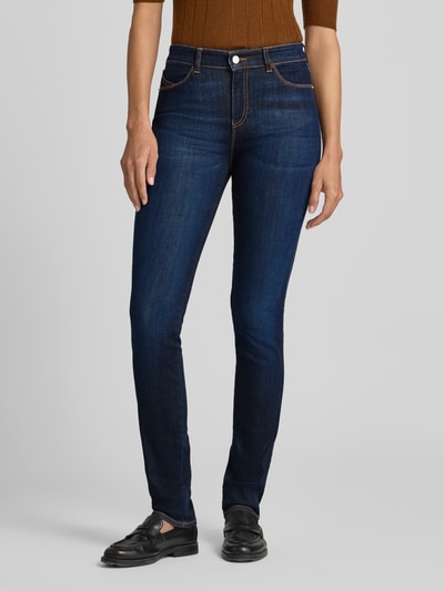 Frauenmodel trägt Slim Fit Jeans aus Viskose-Mix mit Lyocell-Anteil von Emporio Armani, dunkelblau, 5-Pocket, Nahaufnahme Oberkörper.