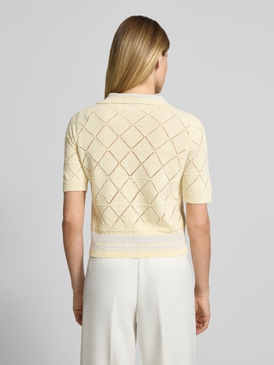 Frauenmodel trägt Regular Fit Cardigan in Strick-Optik von Rich & Royal, Material-Mix mit Baumwoll-Anteil, Umlegekragen, Halbarm, semitransparent, durchgängige Knopfleiste, Rückenlänge bei Größe S 51 cm, Ärmellänge 24 cm, Ganzkörperansicht Rückansicht.