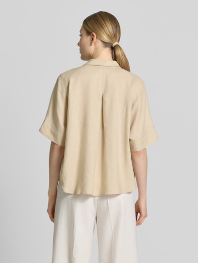 Frauenmodel trägt Leinenbluse mit Hemdblusenkragen von Comma, Leinen-Mix mit Lyocell-Anteil, Loose-Fit, beige, Kurzarm, Ganzkörperansicht Rückansicht.