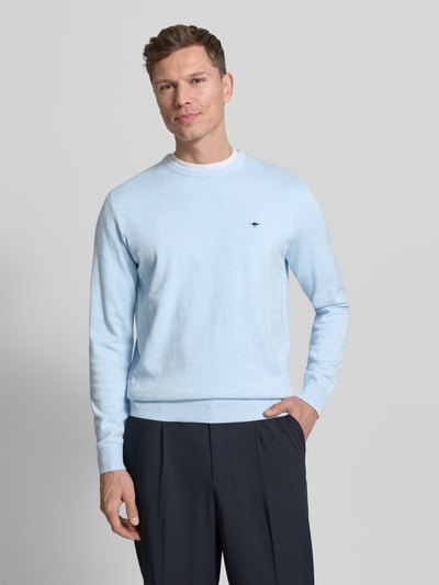 Männermodel trägt Strickpullover mit gerippten Abschlüssen von Fynch-Hatton in Hellblau, Reine Baumwolle, Regular-Fit, Rundhalsausschnitt, Label-Stitching, Ganzkörperansicht von vorne.
