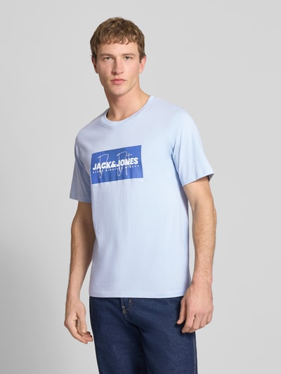 Männermodel trägt Regular Fit T-Shirt aus reiner Baumwolle Modell 'COLE' von Jack & Jones, blauer Label-Print, Rundhalsausschnitt, Ganzkörperansicht von vorne. Rückenlänge bei Größe M: 70 cm.