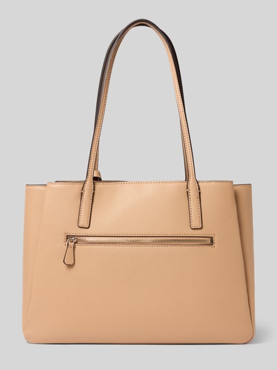 Produktfoto, Tote Bag in Leder-Optik Modell 'Noelle' von GUESS in Beige, geteiltes Hauptfach, Logo-Detail, feine Struktur, schmale Schulterriemen, Reißverschluss-Außentasche, Maße: 39x28x14 cm, Länge Schulterriemen 64 cm.
