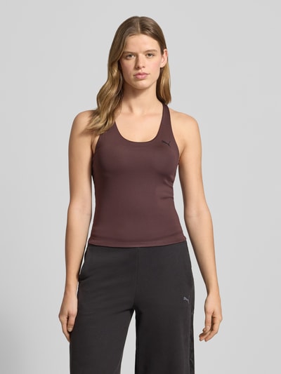 Frauenmodel trägt Slim Fit Top mit integriertem Bustier von PUMA in Braun, Elastischer-Material-Mix, Logo-Print, Ärmelloses-Design, Rundhalsausschnitt, Rückenlänge 44 cm bei Größe S, Ganzkörperansicht von vorne.