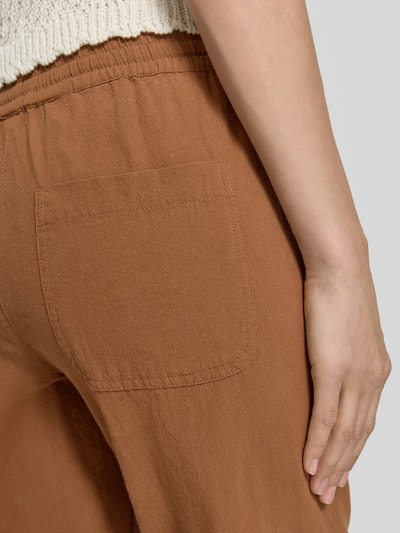 Frauenmodel trägt Hose mit elastischem Bund und Tunnelzug Modell 'Cissie' von Soyaconcept aus Reine Baumwolle in Relaxed-Fit, Detailaufnahme Rückansicht.