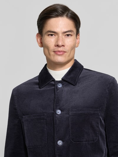 Männermodel trägt Slim Fit Hemdjacke aus Cord von MCNEAL in Dunkelblau, Baumwoll-Elasthan-Mix, Nahaufnahme Oberkörper.