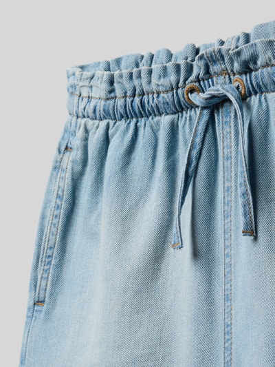 Produktfoto, Wide Leg Jeansshorts aus reiner Baumwolle von s.Oliver RED LABEL in Denim-Optik, elastischer Bundabschluss mit Tunnelzug, seitliche Eingrifftaschen, Material reine Baumwolle, hellblauer Farbton, weiche Textur, deutlich sichtbare Stoffstruktur