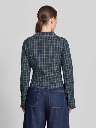 Frauenmodel trägt Bluse mit Raffungen und Umlegekragen Modell 'GALEENO' von Mango, karierter Stoff in Grün-Blau, Reine Baumwolle, Taillierter Schnitt, Rückenlänge 48 cm, Ärmellänge 61 cm, Ganzkörperansicht Rückansicht.