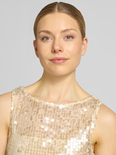 Vrouwenmodel draagt Maxikleid met Pailletten en rückseitiger Schnürung van Little Mistress, goudkleur, pailletten, ronde hals, nauw aansluitend model, Nahaufnahme Oberkörper. Ruglengte maat 36: 133 cm, borstwijdte maat 36: 44 cm.