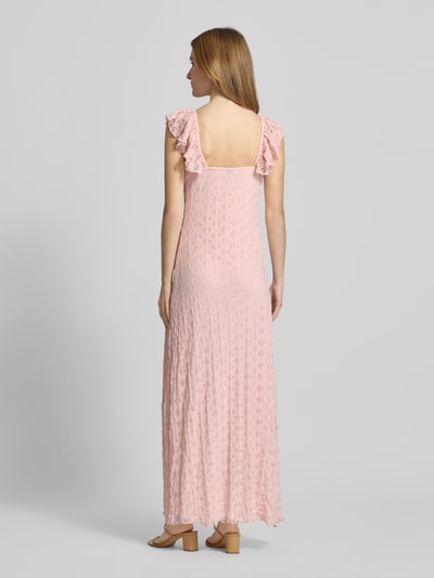 Frauenmodel trägt Midikleid mit Spitze und Schleifen-Detail von Gina Tricot in Rosa, feiner Material-Mix, Ganzkörperansicht Rückansicht