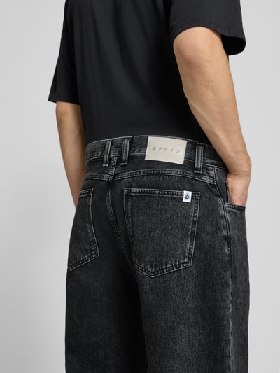 Mężczyznamodel nosi jeansy z wpuszczanymi kieszeniami Jeans mit Eingrifftaschen Modell 'MATRIX' od Edwin, bawełna, krój relaxed fit, szerokość w rozmiarze 32/32: 44 cm, długość wewnętrzna nogawki: 84 cm, widok na całe plecy.
