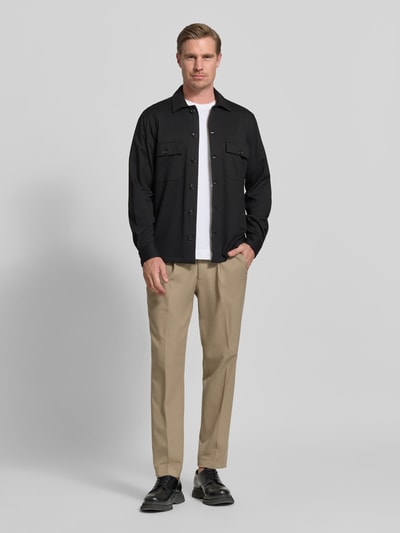Männermodel trägt Jersey Overshirt mit borstzakken van Roy Robson, viscosemix met stretch, regular fit, platte kraag, knoopsluiting, ruglengte maat M 76 cm, zwart, rechte vormen, gladde textuur. Ganzkörperansicht von vorne.