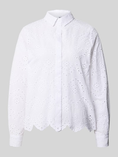 Produktfoto, Regular Fit Langarmbluse aus reiner Baumwolle Modell 'VILDE' von Pieces, haft angielski, kołnierzyk koszulowy, karczek, falisty brzeg, mankiet zapinany na 2 guziki, wykończenie: splot twill, materiał: bawełna