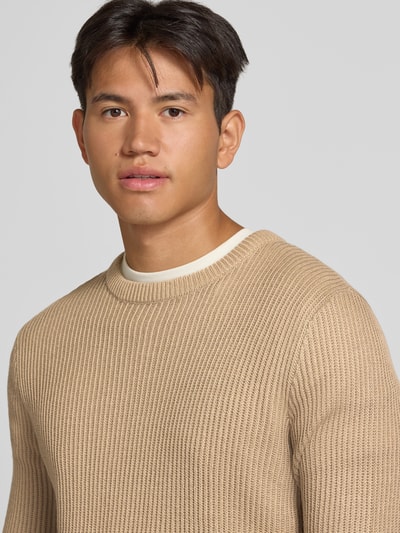 Męski model nosi sweter z dzianiny z okrągłym dekoltem Model 'PANNEL' od JACK & JONES, Mieszanka materiałów z bawełną, dopasowany krój, długość tyłu 70 cm, długość rękawów 71 cm, beżowa faktura prążkowana, zbliżenie na górną część ciała