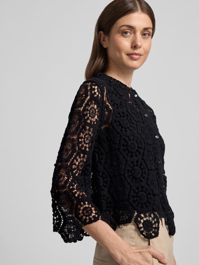 Frauenmodel trägt Cardigan aus Häkelspitze von Apricot in Schwarz, reine Baumwolle, Slim Fit, Knopfleiste, Nahaufnahme Oberkörper.