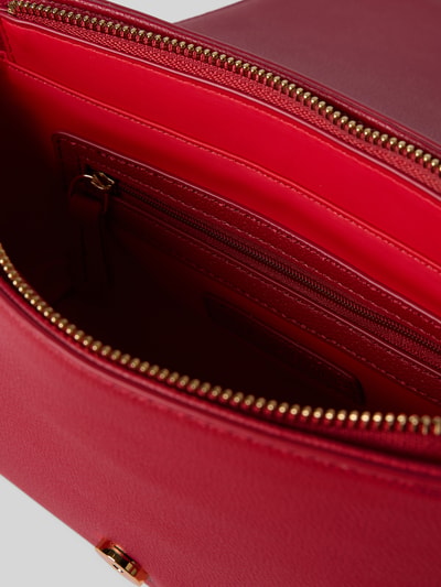 Produktfoto, torebka z logo model 'FOXY' od VALENTINO BAGS, główna przegroda z klapką i zapięciem na magnes, kolor czerwony, detal faktury i zamka, szerokość w rozmiarze 1: 27 cm, długość w rozmiarze 1: 19 cm, głębokość w rozmiarze 1: 7 cm, długość paska na ramię w rozmiarze 1: 108 cm