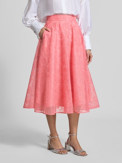 Frauenmodel trägt spódnica midi z haftem na całej powierzchni Model 'Krizie' od Ted Baker, kwiatowy wzór na całej powierzchni, krój o linii a, halka pod spódnicę, szerokość w rozmiarze 36: 38 cm, całkowita długość w rozmiarze 36: 80 cm, całkowita sylwetka z przodu