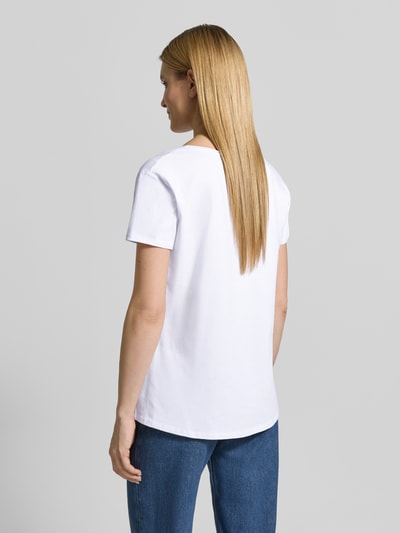 Frauenmodel trägt damski t-shirt von miss goodlife, mieszanka bawełny i elastanu, krój regular fit, model 'Flamingo Love Me', dekolt w serek, nadruk z motywem, długość tyłu w rozmiarze S: 66 cm, gładka biel, proste krawędzie, tekstura delikatna, Ganzkörperansicht Rückansicht.