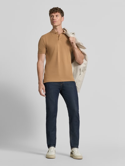 Męskamodel nosi Regular Fit Poloshirt mit Stitching von Christian Berg Men z bawełny, krój regular fit, hafty, listwa guzikowa, długość tyłu w rozmiarze M 64 cm, całkowity widok z przodu.