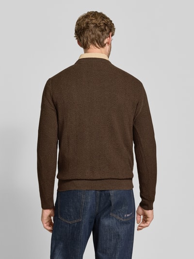 Männermodel trägt dunkelbraunen Regular Fit Pullover aus Baumwoll-Woll-Mix von GANT, dezente Struktur, Ganzkörperansicht Rückansicht.