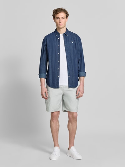 Männermodel trägt Relaxed Fit Bermudas aus reiner Baumwolle Modell 'DRAFTMEN' von Barbour, Optik: Unifarben, Ganzkörperansicht von vorne.
