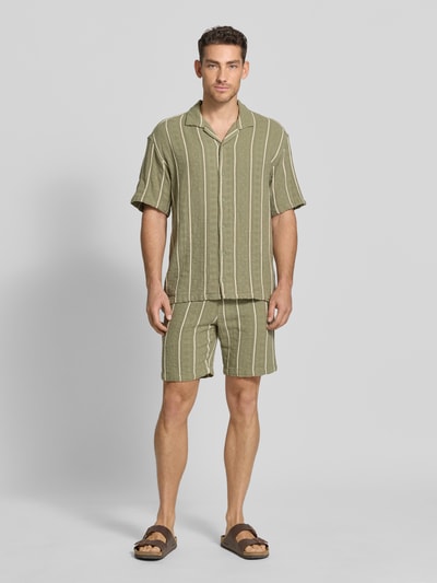 Männermodel trägt Shorts mit elastischem Bund und Tunnelzug von MCNEAL, Reine Baumwolle, Regular-Fit, olive mit Streifen, Ganzkörperansicht von vorne.
