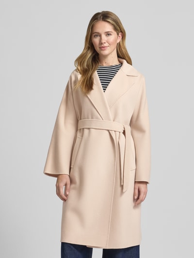 Frauenmodel trägt Regular Fit Wollmantel aus Schurwoll-Mix Modell 'CIVADA' von Weekend Max Mara, unifarben, Reverskragen, Bindegürtel, seitliche Eingrifftaschen, Label Stitching, langarm, glatte Textur, Ganzkörperansicht von vorne.